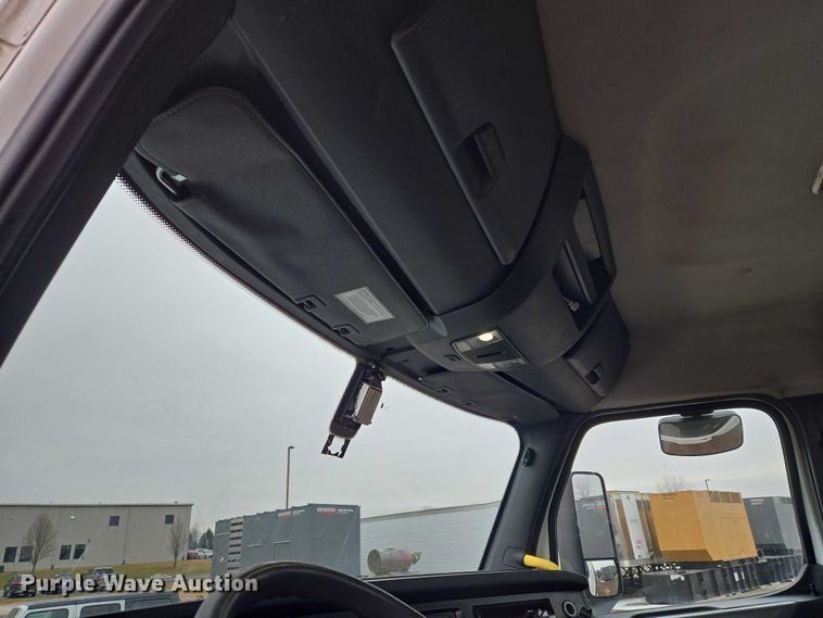 image for item ET1408 2019 Freightliner Cascadia 126 semi truck