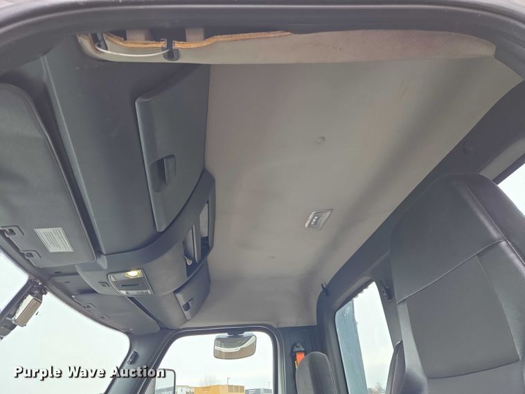 image for item ET1408 2019 Freightliner Cascadia 126 semi truck