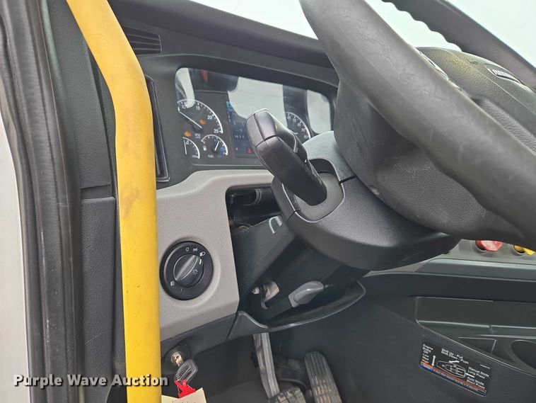 image for item ET1408 2019 Freightliner Cascadia 126 semi truck