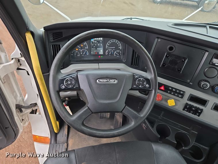 image for item ET1408 2019 Freightliner Cascadia 126 semi truck