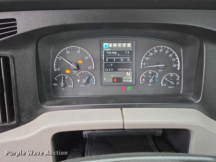 image for item ET1408 2019 Freightliner Cascadia 126 semi truck