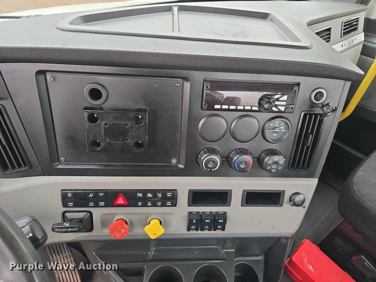 image for item ET1408 2019 Freightliner Cascadia 126 semi truck