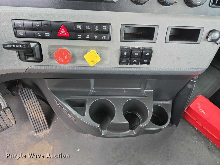 image for item ET1408 2019 Freightliner Cascadia 126 semi truck