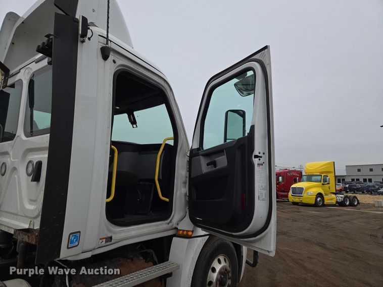 image for item ET1408 2019 Freightliner Cascadia 126 semi truck