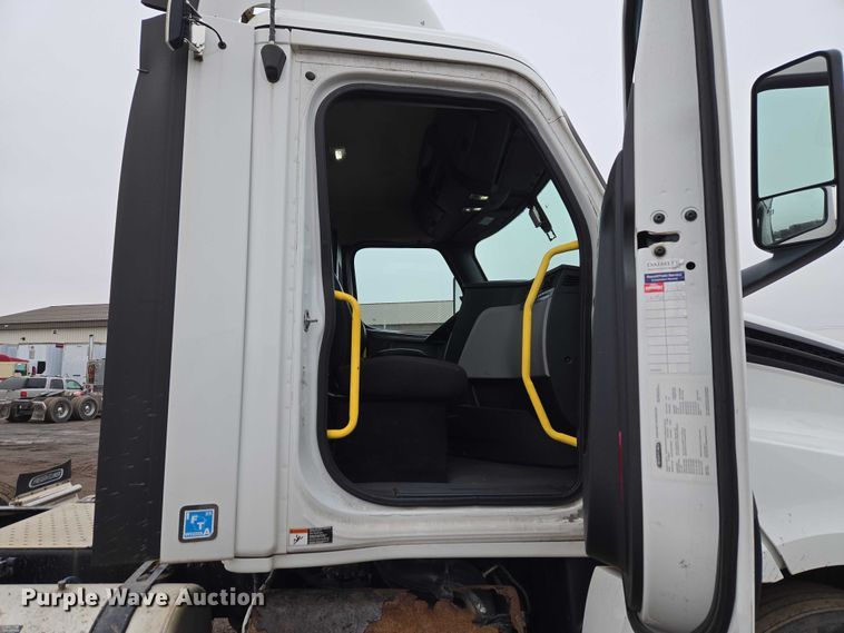 image for item ET1408 2019 Freightliner Cascadia 126 semi truck