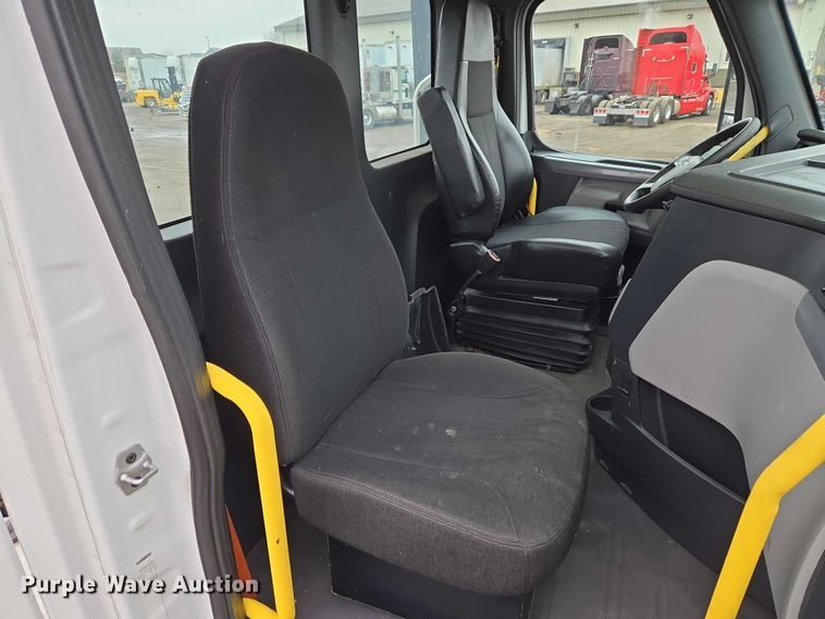 image for item ET1408 2019 Freightliner Cascadia 126 semi truck