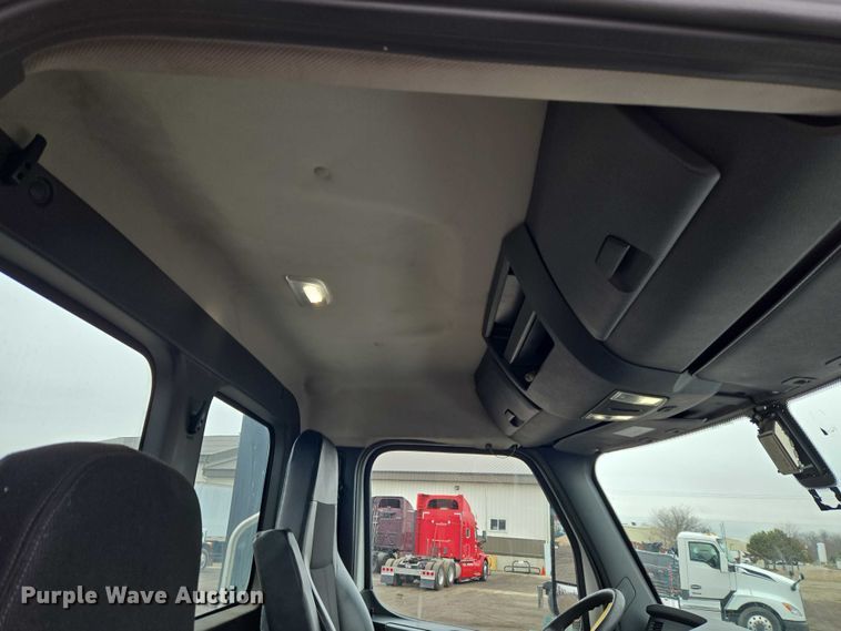 image for item ET1408 2019 Freightliner Cascadia 126 semi truck