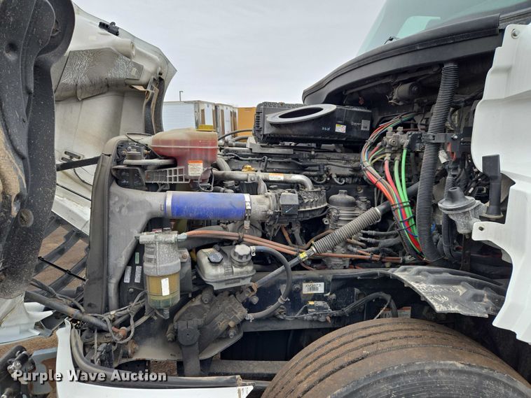 image for item ET1408 2019 Freightliner Cascadia 126 semi truck