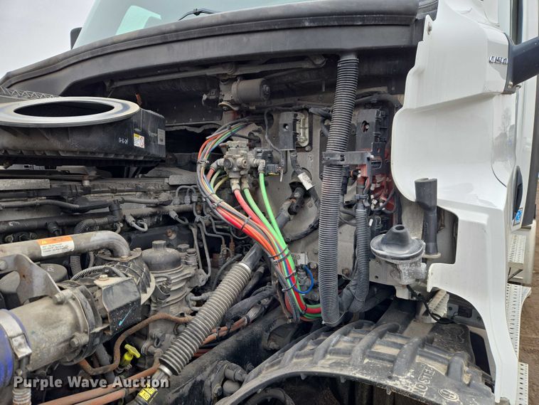 image for item ET1408 2019 Freightliner Cascadia 126 semi truck