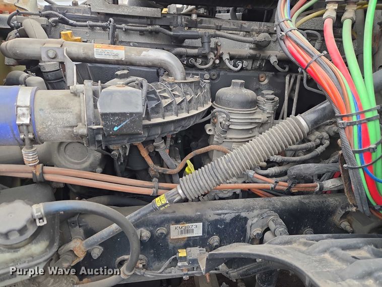 image for item ET1408 2019 Freightliner Cascadia 126 semi truck