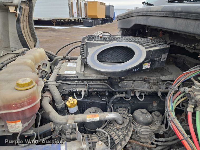 image for item ET1408 2019 Freightliner Cascadia 126 semi truck