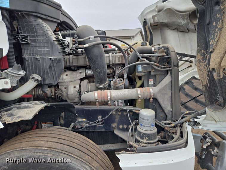 image for item ET1408 2019 Freightliner Cascadia 126 semi truck