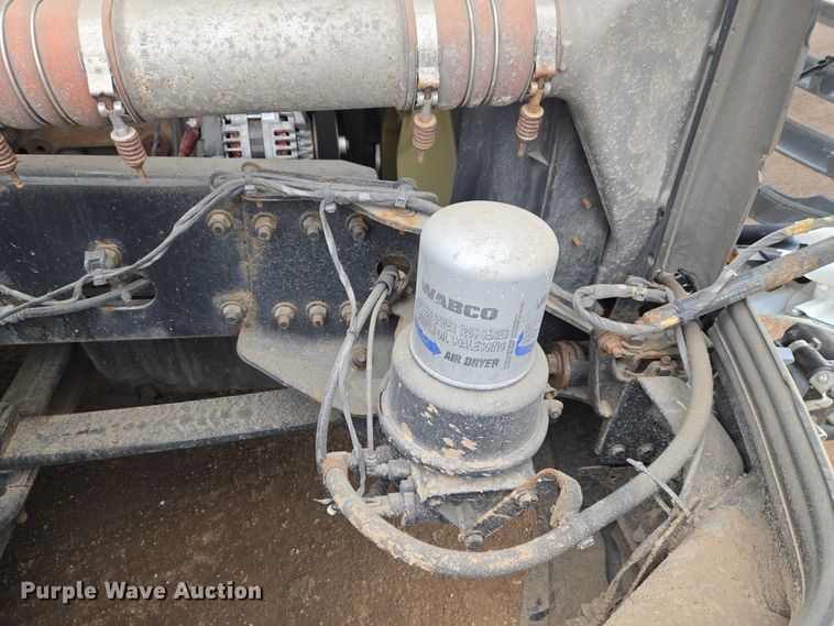 image for item ET1408 2019 Freightliner Cascadia 126 semi truck