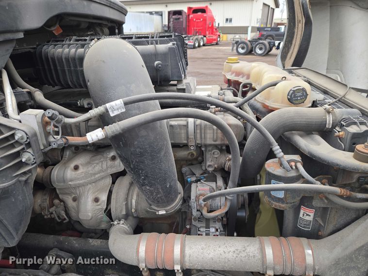 image for item ET1408 2019 Freightliner Cascadia 126 semi truck