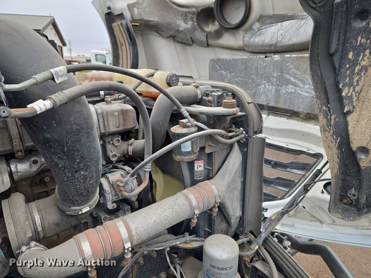 image for item ET1408 2019 Freightliner Cascadia 126 semi truck