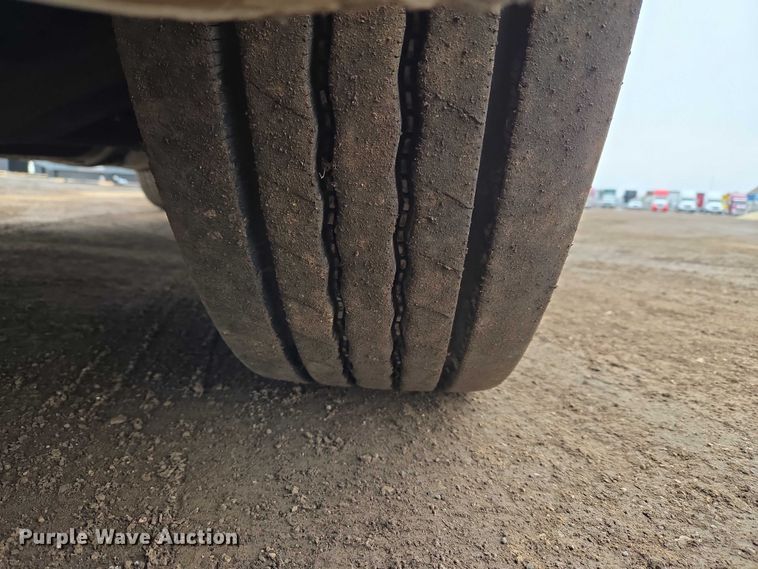 image for item ET1408 2019 Freightliner Cascadia 126 semi truck