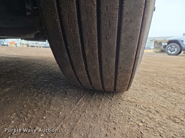 image for item ET1408 2019 Freightliner Cascadia 126 semi truck