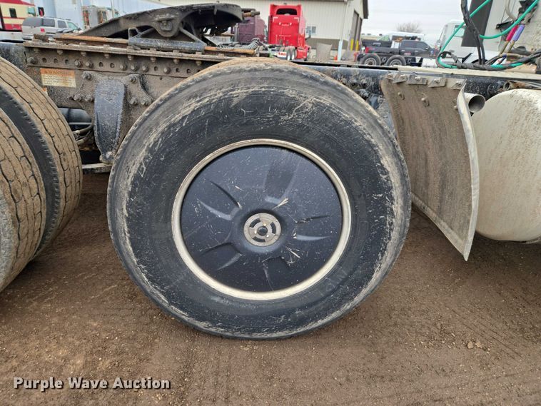 image for item ET1408 2019 Freightliner Cascadia 126 semi truck