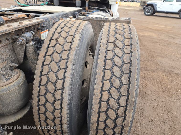 image for item ET1408 2019 Freightliner Cascadia 126 semi truck