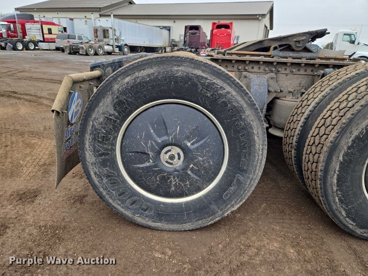 image for item ET1408 2019 Freightliner Cascadia 126 semi truck