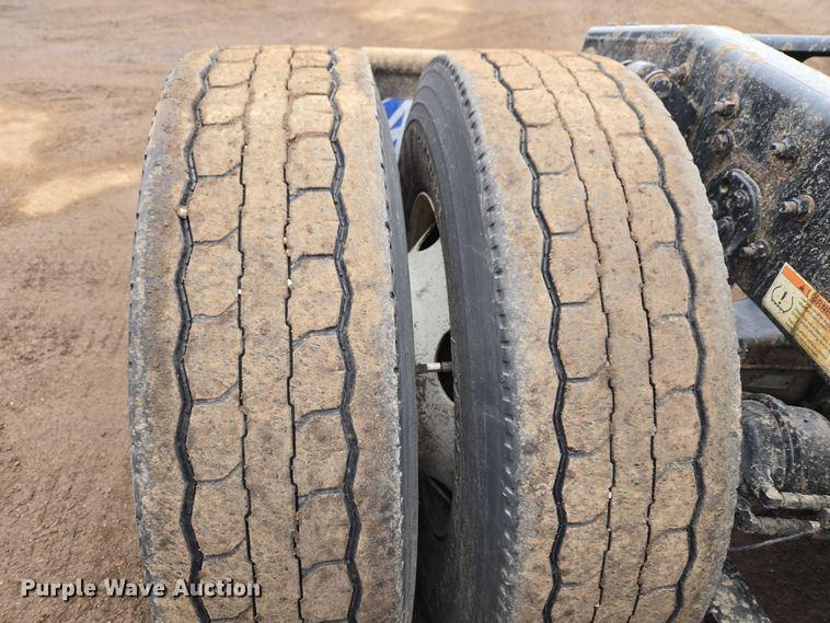 image for item ET1408 2019 Freightliner Cascadia 126 semi truck