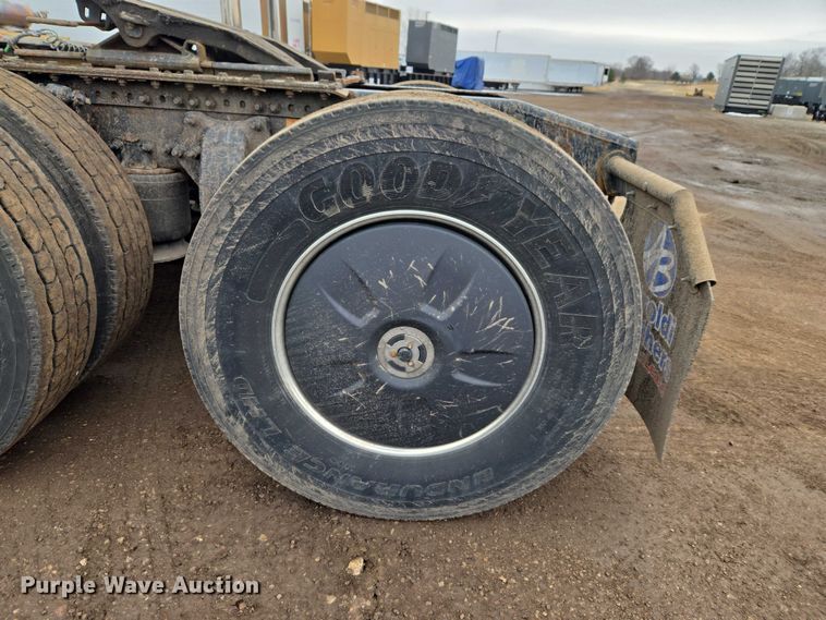 image for item ET1408 2019 Freightliner Cascadia 126 semi truck