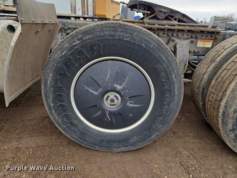 image for item ET1408 2019 Freightliner Cascadia 126 semi truck