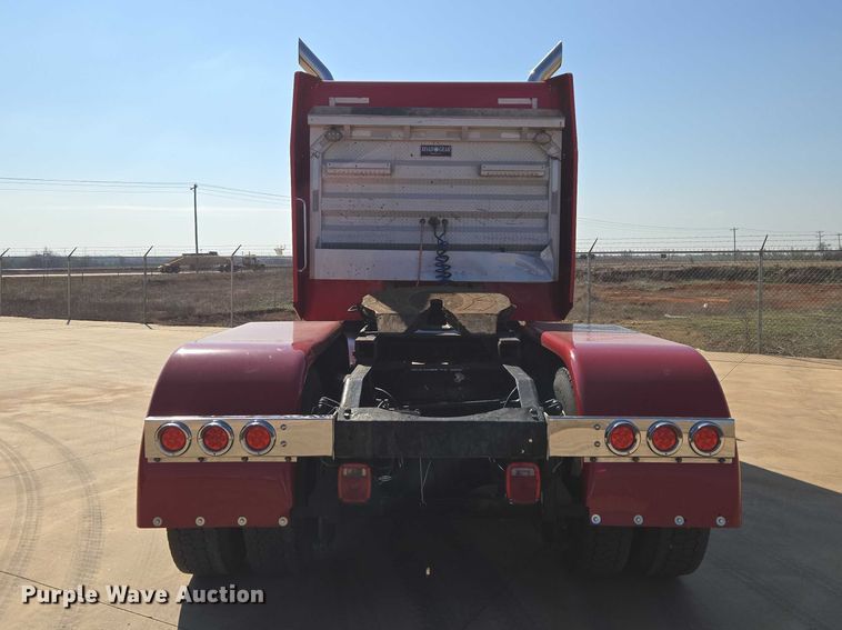 image for item ET1435 2005 Peterbilt 379 semi truck