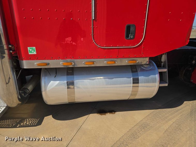 image for item ET1435 2005 Peterbilt 379 semi truck