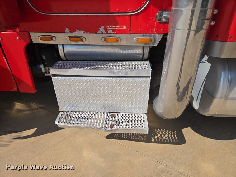 image for item ET1435 2005 Peterbilt 379 semi truck