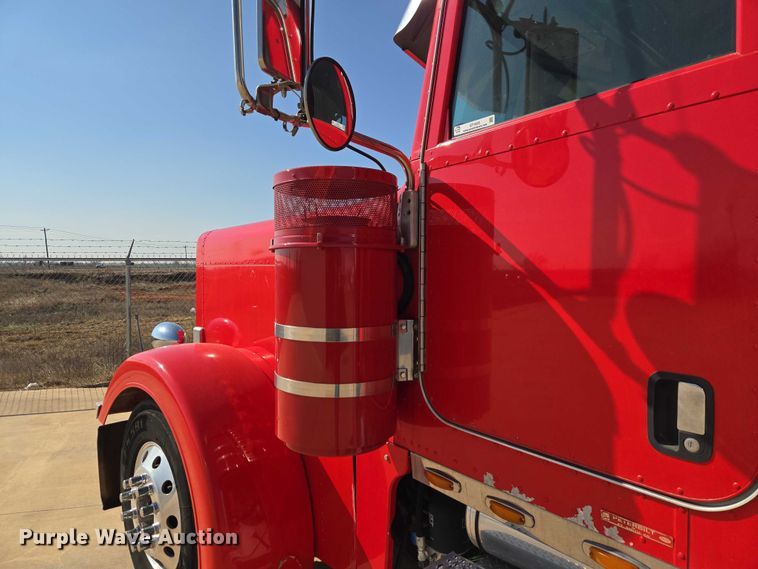 image for item ET1435 2005 Peterbilt 379 semi truck