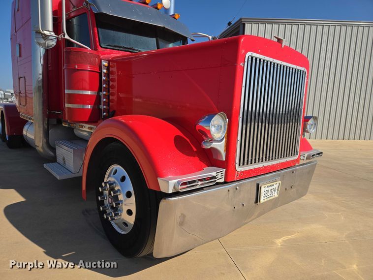 image for item ET1435 2005 Peterbilt 379 semi truck