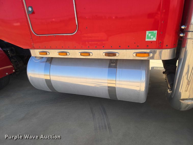 image for item ET1435 2005 Peterbilt 379 semi truck