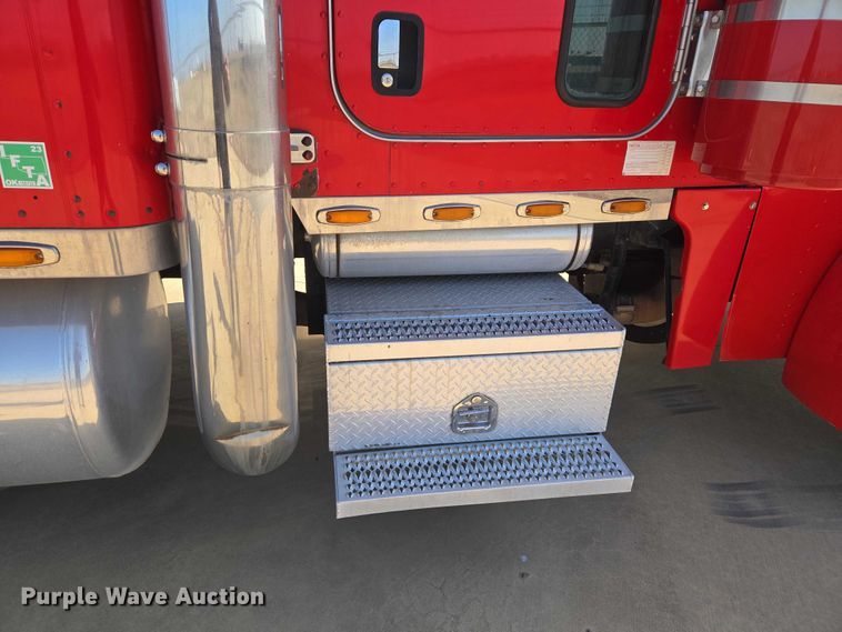 image for item ET1435 2005 Peterbilt 379 semi truck