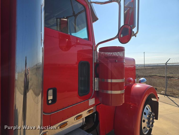 image for item ET1435 2005 Peterbilt 379 semi truck