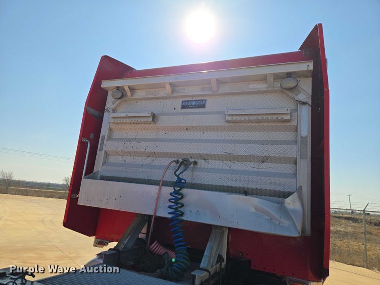 image for item ET1435 2005 Peterbilt 379 semi truck