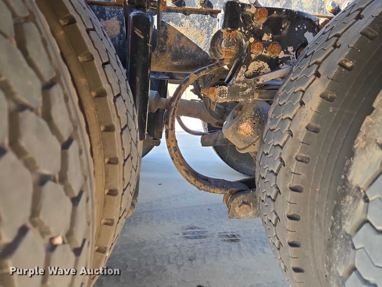 image for item ET1435 2005 Peterbilt 379 semi truck