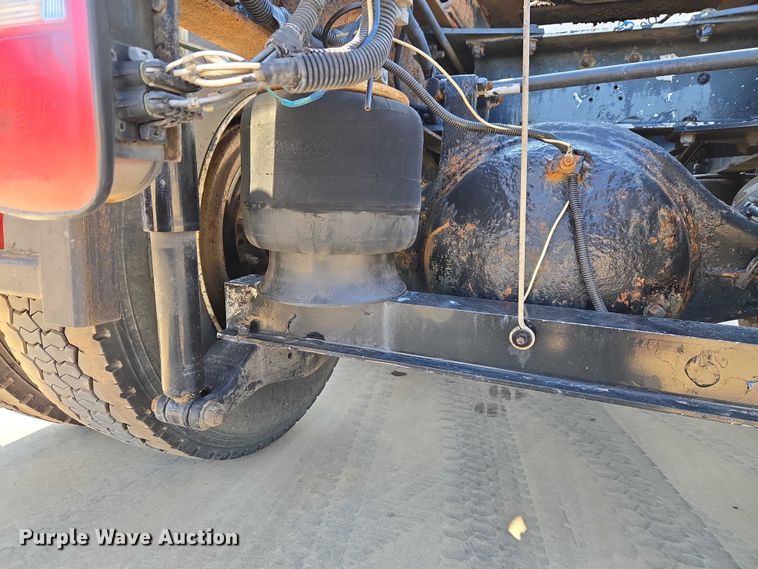 image for item ET1435 2005 Peterbilt 379 semi truck