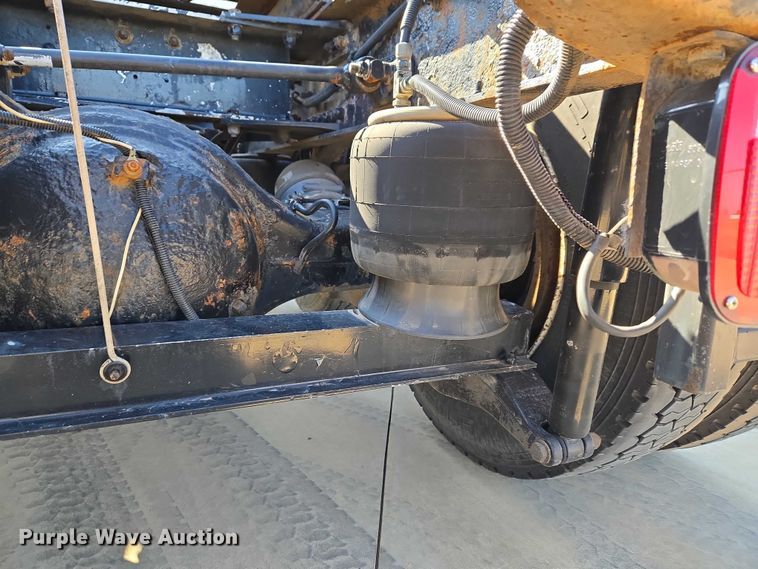 image for item ET1435 2005 Peterbilt 379 semi truck