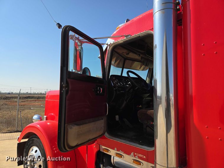 image for item ET1435 2005 Peterbilt 379 semi truck
