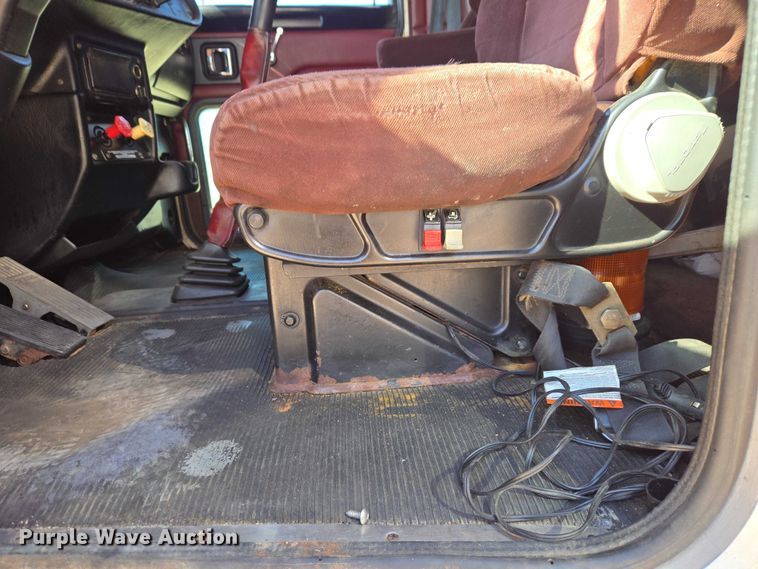 image for item ET1435 2005 Peterbilt 379 semi truck