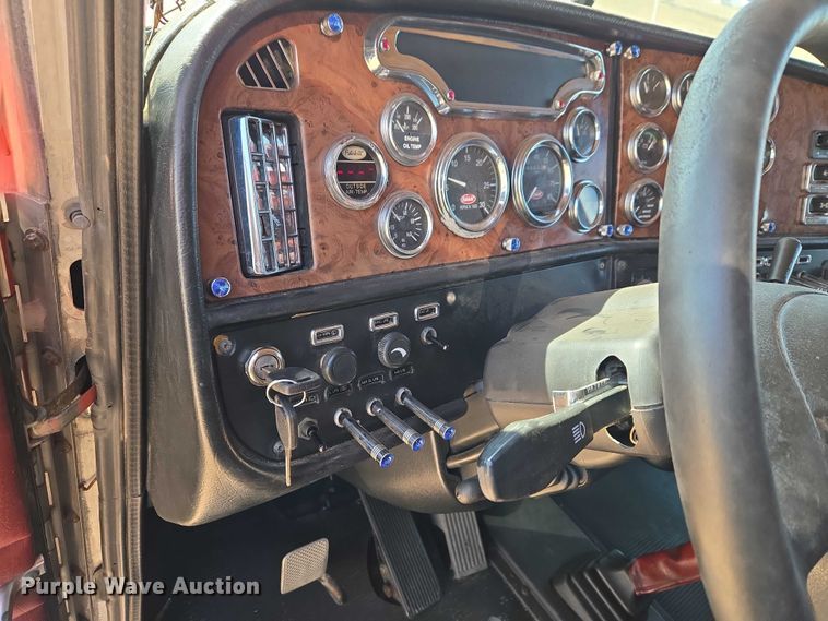 image for item ET1435 2005 Peterbilt 379 semi truck