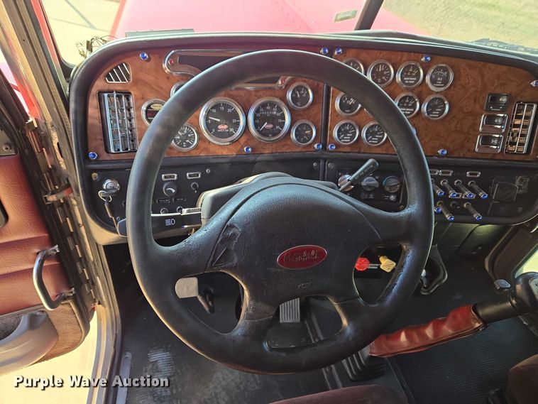 image for item ET1435 2005 Peterbilt 379 semi truck