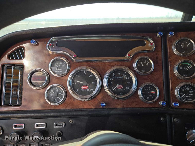 image for item ET1435 2005 Peterbilt 379 semi truck