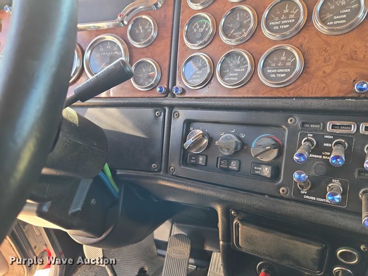 image for item ET1435 2005 Peterbilt 379 semi truck