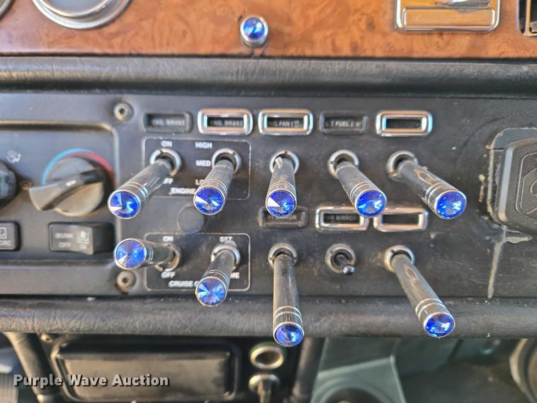 image for item ET1435 2005 Peterbilt 379 semi truck