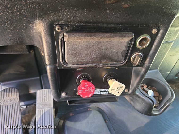 image for item ET1435 2005 Peterbilt 379 semi truck