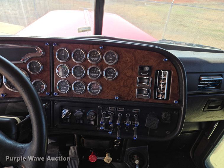 image for item ET1435 2005 Peterbilt 379 semi truck