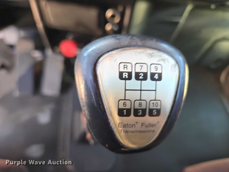 image for item ET1435 2005 Peterbilt 379 semi truck