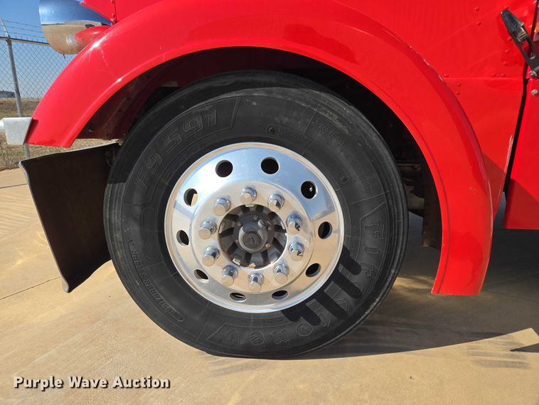 image for item ET1435 2005 Peterbilt 379 semi truck